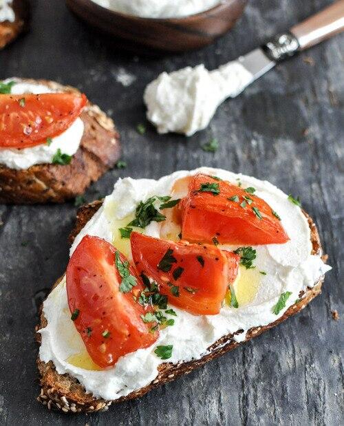 CULINARY_ON's tweet photo. Для тех, кто у кого отпуск не скоро.
Если сделать багет с рикоттой, помидорами, оливковым маслом и надкусить закрыв г http://t.co/8tohrKkuMI