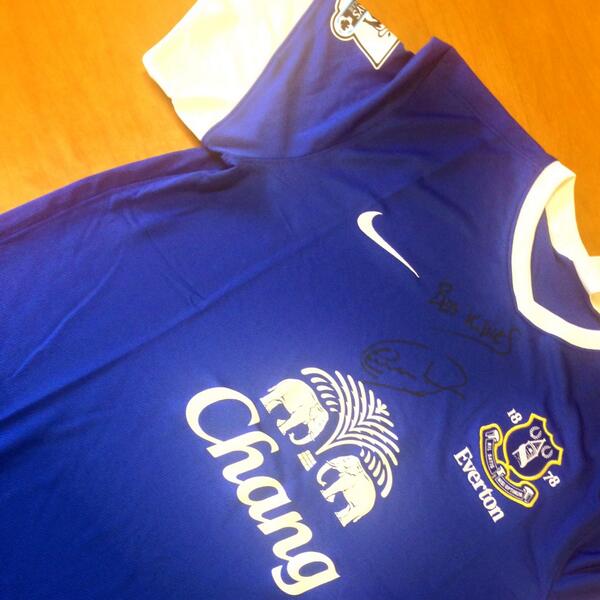 AzurefootyTips's tweet photo. WIN AN EVERTON SHIRT SIGNED BY ROBERTO MARTINEZ. Simply follow us and RT. Winner will be picked at 5pm this evening! http://t.co/0N3ZRqonhs