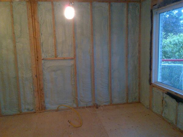 GreenEdgeSpray's tweet photo. Wrapped up another retrofit in an old addition. Little or no insulation in the floor, ceiling, and walls!! http://t.co/2XrUnY6Nhd