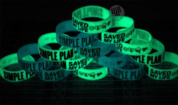 Wristband SIMPLE PLAN GLOW ini cuma 40.000 sampai 31 desember sob! Keabisan jgn nyesel ya :p