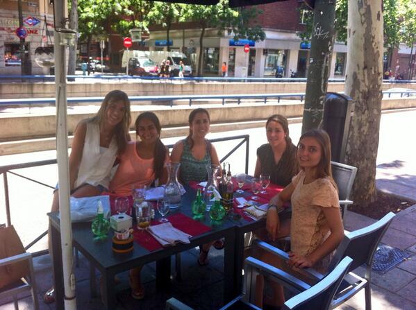MarianBN1's tweet photo. Buena comidita de mónicas en la Alcaravea! @crisortegatb @inesona_eg @Sizhuki y Elena la londinense! http://t.co/Ov6O5MP95Z