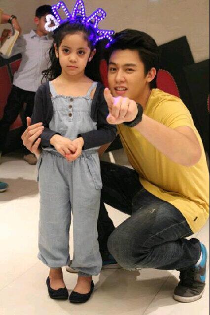 S_Prinmark's tweet photo. น่ารักอ่า ขอลงเรียกความสดชื่นหน่อยนะ กำลังชี้นำเด็กน้อย ^^ #Prinfanclub http://t.co/IQzJ9pHeX9