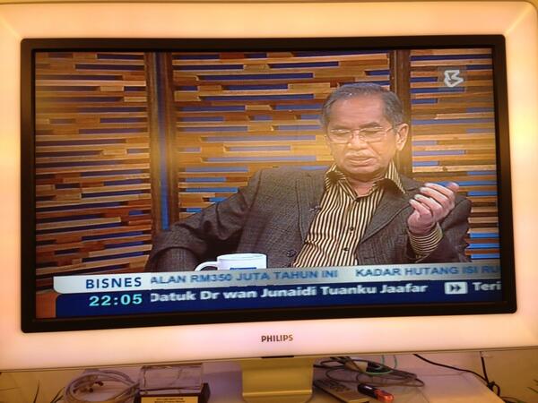 KDNPUTRAJAYA's tweet photo. Topik SIAP : Tiada Kompromi di @BernamaTV saluran astro 502 @Zahid_Hamidi @arahimradzi @PDRMsia @tksu2_kdn http://t.co/bNEvhWklvr