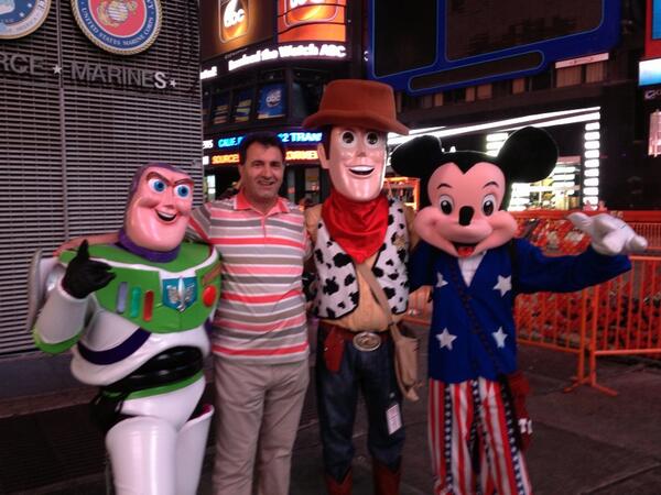 SunFaysal's tweet photo. Newyork ünlü times meydanı http://t.co/b6hr7J5Dse