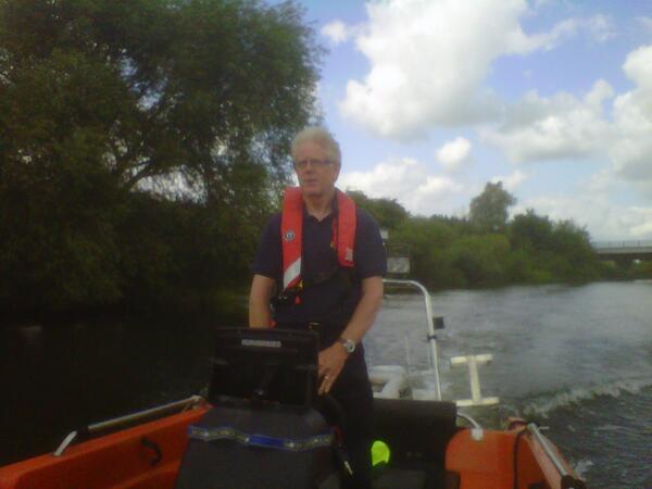 Ang_WaterwaysEA's tweet photo. Our Hermitage Lock Keeper at Earith on #RiverGreatOuse multi tasking, this time out on river patrol, keep an eye out! http://t.co/IvOB5dIapr