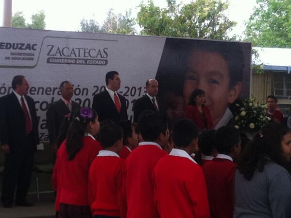 ArnoldoRodrigue's tweet photo. Con @miguelalonsogob en la graduación de la generación 2007 - 2013 en la escuela Primaria María R. Murillo. http://t.co/6iEk3OJ9zd