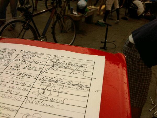 sicpavia's tweet photo. Si raccolgono firme per la #mobilitanuova a #pavia http://t.co/r6ITf3s21I