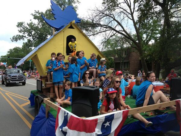 Best float in glenview parade!!!🐦🐦🐦🐤🐤🐤 <a href="/Henleytweet/">Henleytweet</a>