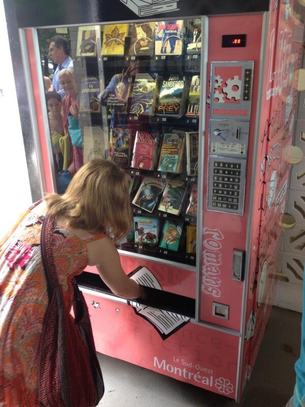 benoitdorais's tweet image. La 1re distributrice automatique de livres de #Montreal est inaugurée : la Machin-ô-livres est née ! #casom