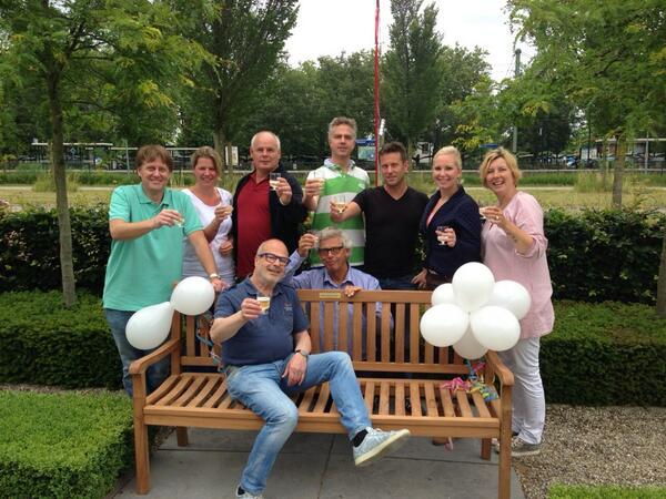 thijencamp's tweet photo. Feestelijke ingebruikname "Louk Heimans Bankje" ! Tevreden huurder van de Pelikaan zetten huisbaas in het zonnetje . http://t.co/X840brOXiE