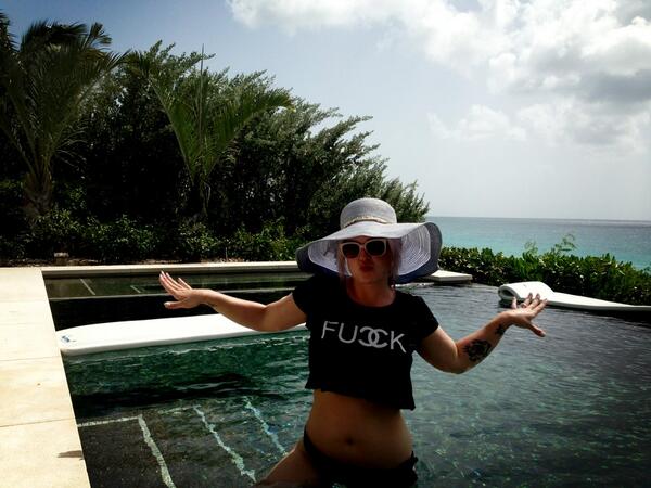 KellyOsbourne's tweet photo. #GettingSunBurnt & loving every second of it! http://t.co/Qtz3aAB9AE