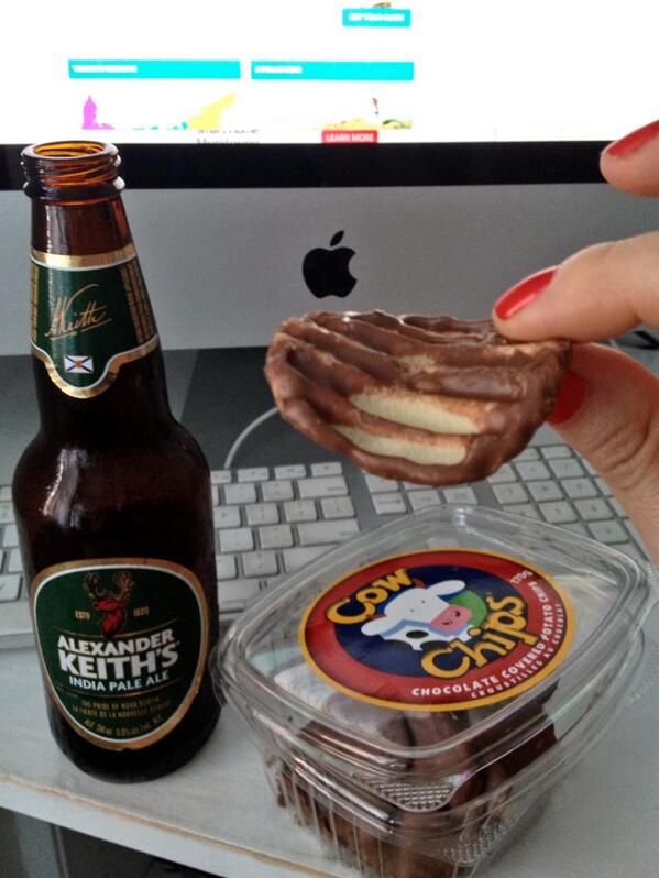 eatdrinkbcarrie's tweet photo. Nova Scotia and PEI come together to make for one killer late aft. work snack! #cowchips n' #beer http://t.co/uuNytFh8LE