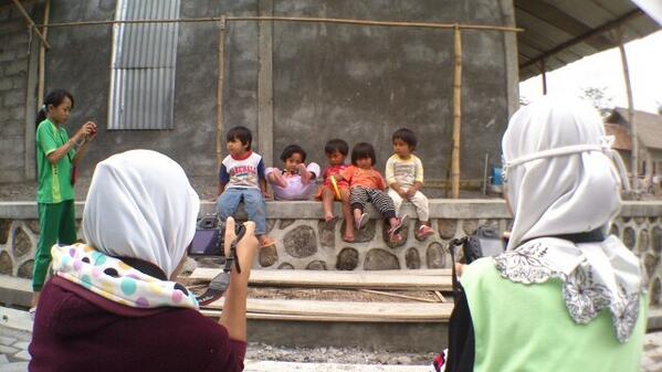 kamianakmerapi's tweet photo. cilik...dibersamai  @toekangpoto @SekolahMerapi #belajar (2/2) http://t.co/tz6DWY0TOK