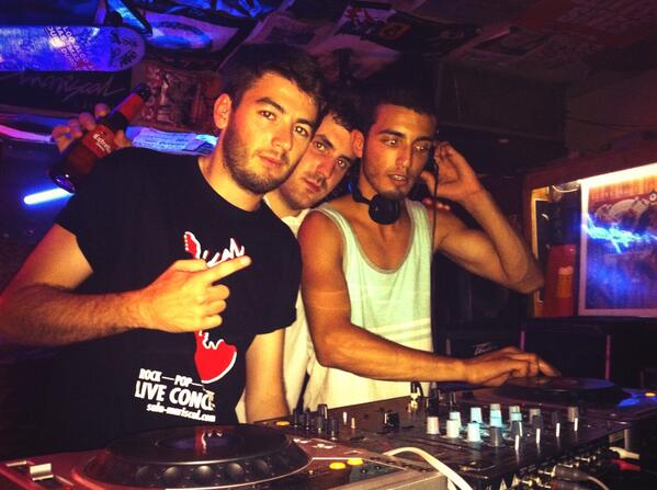 SalaMariscal's tweet photo. Els cracks d'@ALGOMASDURO posen @SalaMariscal del revés!! #electro del bo a casa nostre! http://t.co/2h3oJxINWY
