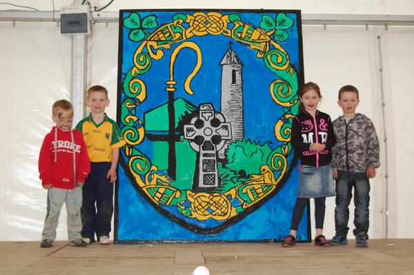 CraicInTheBrack's tweet photo. Check out our crest painted at the Craic in the Brack on Sunday by local children #art #clannnangael #crest #gaa http://t.co/n0ASXvTCE8