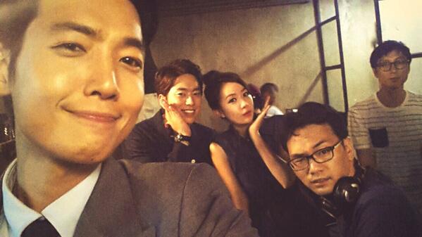 세트에서 열심히 달리고 있는중...이정효감독님,경호형,유미누나와~~^^ 덥지만 잼있습니다 무정도시현장!!!