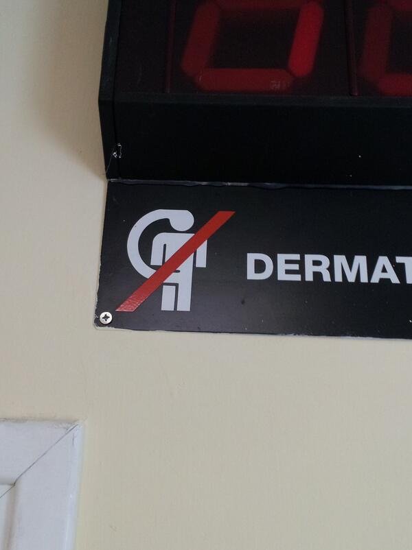 Infinity_999's tweet image. "Vietato a chi ha la testa collegata al cazzo "? :-) #LOLinside #stranisimboli