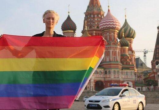 AttitudeMag's tweet photo. #TildaSwinton has posed with an LGBT flag at the Kremlin in Moscow, writing: ‘In solidarity. From Russia with love.' http://t.co/S4E04vENtL