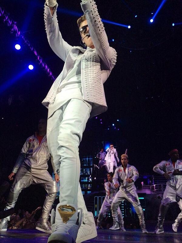 Jenni96belieber's tweet photo. Como me gusta la nueva ropa de Justin en believe tourrrrrr pxuansksjaidoss me poneeeeeee *-* http://t.co/GJThKMIiLH