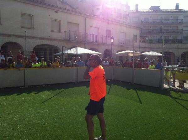 PBCalaf's tweet photo. Les tecnologies arriven al #3x3calaf l'àrbitre ja va amb mòbil i xiulet http://t.co/3XnxC6LLyg