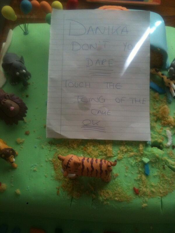 Xterminate28's tweet photo. @gerardway Does your mum leave you nice notes like mine does? :) http://t.co/WMIZGXIXYB
