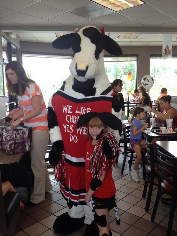 KathyHBlack's tweet photo. Cow Appreciation Day!  Maggie got a picture with the cheerleader cow and a free meal!  #chickfilamooresville http://t.co/7G2fjGEsSz