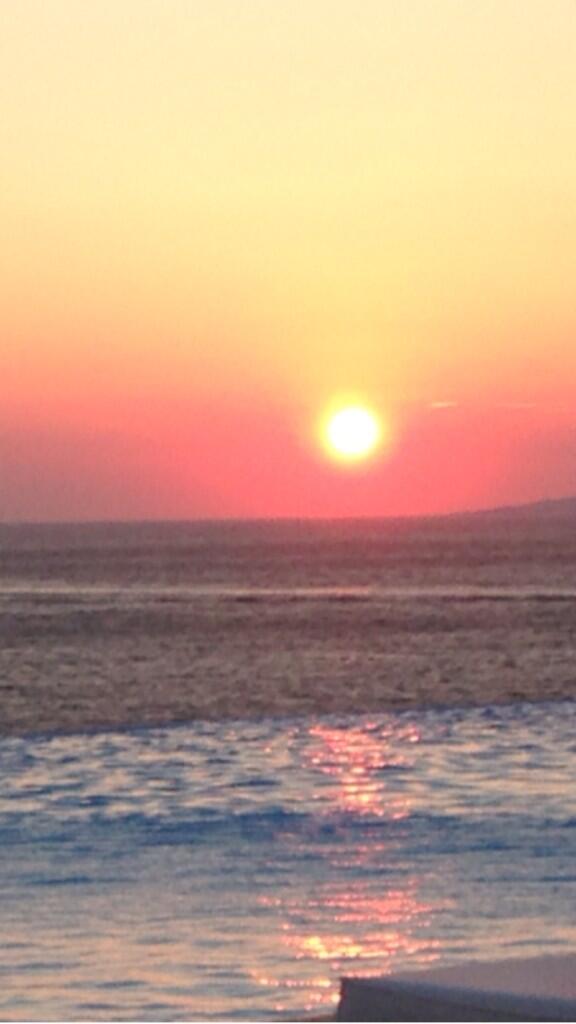 raghebalama's tweet photo. ‏مساء الخير من اليونان من جزيرة mykonos. الآن احب ان اشارككم صورة غروب الشمس. منظر رائع. رائع والجو رائع http://t.co/tnEuxtQXwv