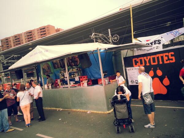 CoyotesFootball's tweet photo. Comienza la semana de fiestas en #Santurtzi ! Acabamos de abrir! #karmengojaiak #santurtzikojaiak http://t.co/dLDdPKIEHp