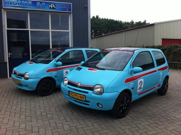 Twins voor <a href="/mh_autoschade/">M&H autoschade</a> compleet beletterd  in een racie twingo style! De 3e is coming soon