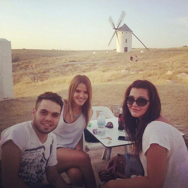 Piili_C's tweet photo. con los gigantes @lucialarsi @JaviOlidez @Piili_C http://t.co/4Q87rG7tXo