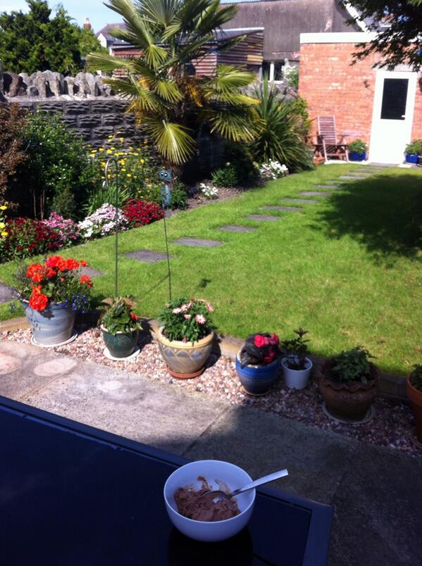 Flickydoomiller's tweet photo. Enjoying a bowl of 'healthy' banana ice team in the sunshine http://t.co/zD1EyjpImy