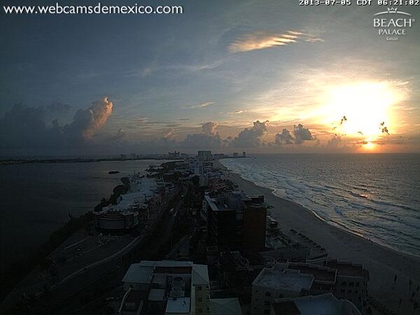 RaXlll's tweet photo. "@webcamsdemexico: El sol dando los buenos días este viernes, en #Cancún #QuintanaRoo
http://t.co/l6t9KeJvCY"@Chinojosa88