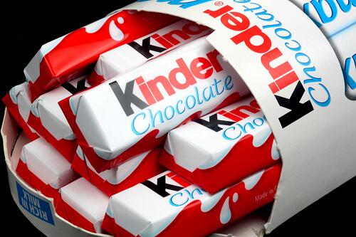 VTGC_Minhyuk's tweet photo. @VTGC_aleyna ini om kasih coklat buat Aley, jangan banyak2 tapi nanti giginya bolong /pinch your nose/ http://t.co/208vFaG228