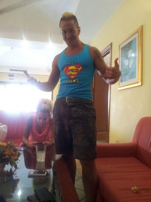 Haciendo publi de @AllSpiceFilms en Roma con Simone del bello http://t.co/PX3zIMa8Kk<a class="tags" target="_blank" title="On Twitter" href="/?out=eyJ0eXAiOiJKV1QiLCJhbGciOiJIUzUxMiJ9.eyJpYXQiOjE3MjQ4OTI0NjEsImlzcyI6InR3cG9ybnN0YXJzLmNvbSIsIm5iZiI6MTcyNDg5MjQ2MSwiZXhwIjoxNzU2NDI4NDYxLCJyZWRpcmVjdF91cmwiOiJodHRwczovL3R3aXR0ZXIuY29tL0FsbFNwaWNlRmlsbXMifQ.nCZIdPdx6eWpW3ffNj80Rt_h4ql34Yofk-1zrNjYprklYLg95uZWhkU2uok6PQnT-8I29VedYv--BarPzqUdaw">@AllSpiceFilms</a><a href="/tag/fan"class="tags"><span>#fan</span></a>