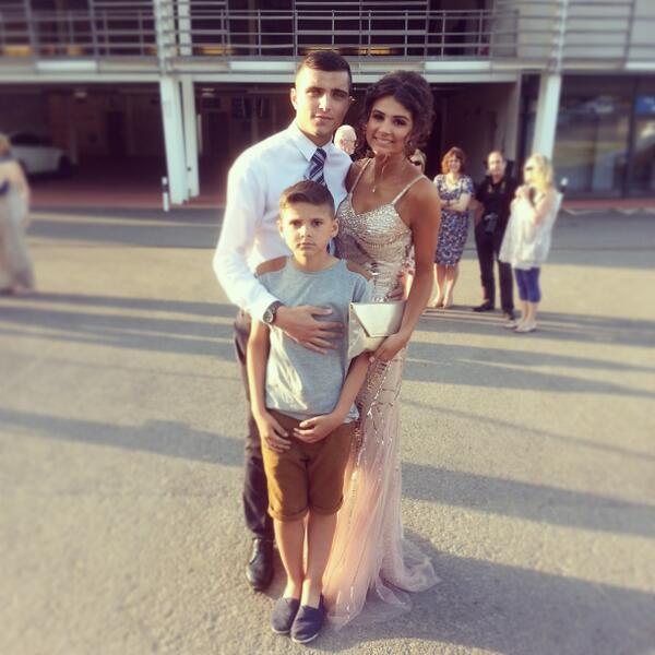 nathbuckle's tweet photo. Love my sister and brother http://t.co/D3Z2arMiX7