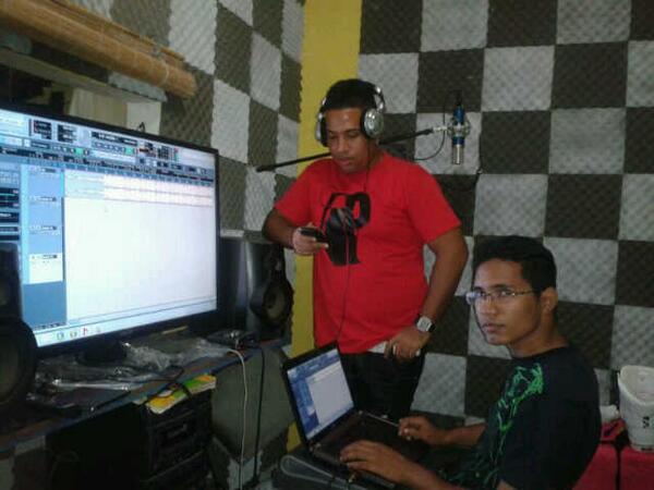 rafael1mata's tweet photo. Studio de @SKGMC  Música, Seria y Respeto . http://t.co/zbQihoiJpx