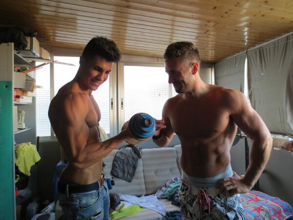 EloyTamarit's tweet photo. Poniendo en forma al tronista jaja un abrazo nene! @kikoookiko http://t.co/kRxAy5mHFY