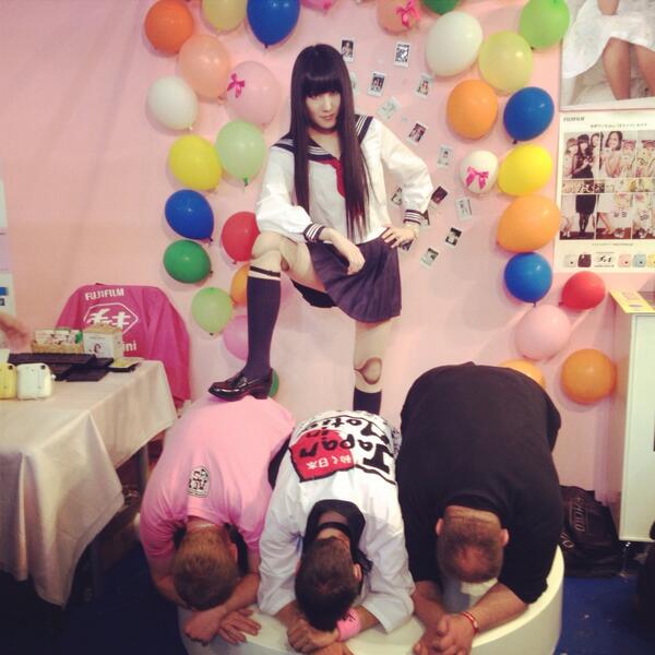アーバンギャルド浜崎容子、フランスのオタを再び足蹴に！ #japanexpo2013
