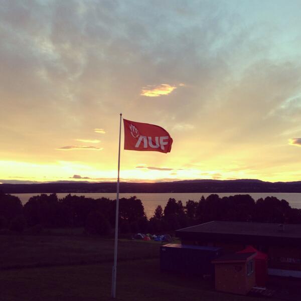 aufsommer's tweet photo. Solnedgang over Gulsrud etter nok en fantastisk dag! Men vi er ikke ferdige; nå venter bålkos og disco! #aufsommer http://t.co/uH4lHeXWg7