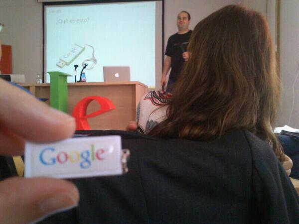 gloriaenlared's tweet image. Os tengo que enseñar mi pendrive de Google, una completa chulada. Regalo de #GoogleAcademies ^_^