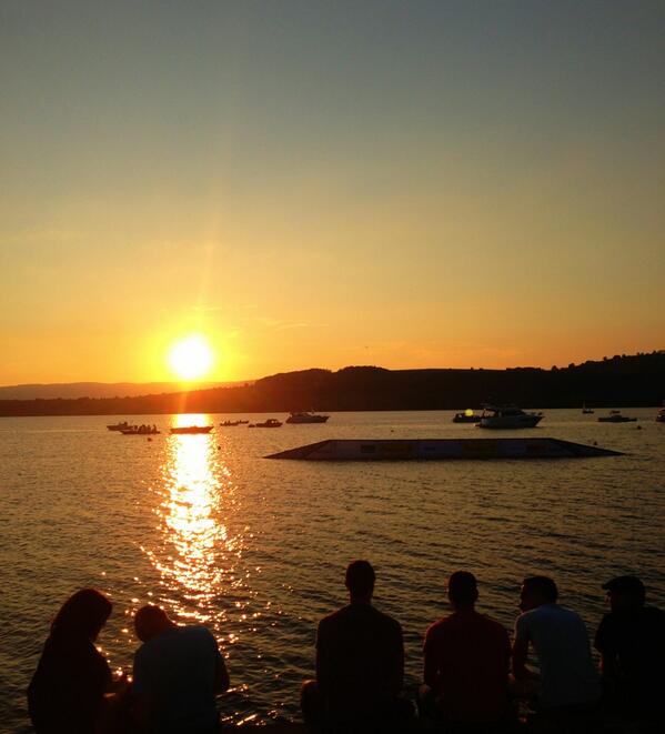 wakeandjam's tweet photo. Unglaubliche Stimmung hier am #wakeandjam http://t.co/5fTOLMDfwq