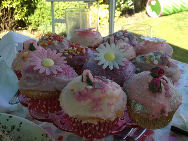 GCichonska's tweet photo. Nom Nom #ilovemyaunty http://t.co/Z12CM48v41