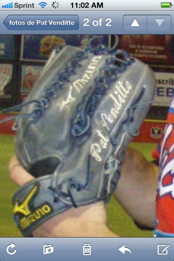 PatVenditte's tweet photo. @QQ_ZZZ @soberjaysfan The glove has two thumbs and one pocket in te center of glove. Made by Mizuno http://t.co/a5MFQoLbJJ