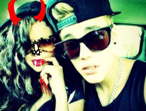 Risebiebs's tweet photo. What is that horrible creature next to Mah Idol -.- http://t.co/wv0YH3yDwW