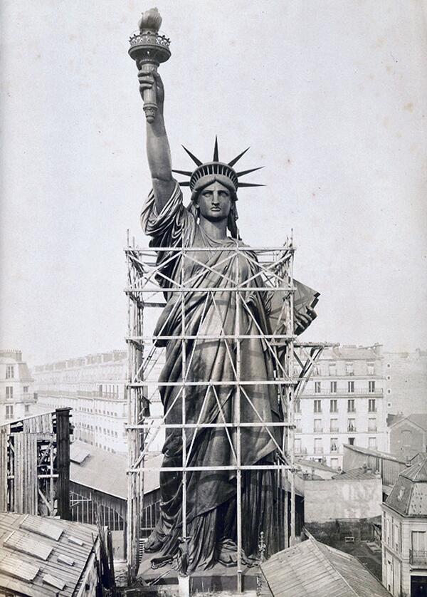 pictureoflife1's tweet photo. تمثال الحرية فوق سطح مبنى في باريس عام 1884 م قبل نقله إلى أمريكا كهدية من شعب فرنسا http://t.co/2fvGumThRO