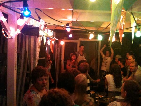 Ton&amp;Shelly hielemaol live op t feesje van ôzze vice-veurzitter. Waat n knallers. Al eur hits kômme veurbeej. #topper