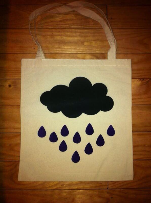 Urbansize_stgo's tweet image. Totebag invierno, nube negra, gotas moradas con textura. #fashion #trends #invierno