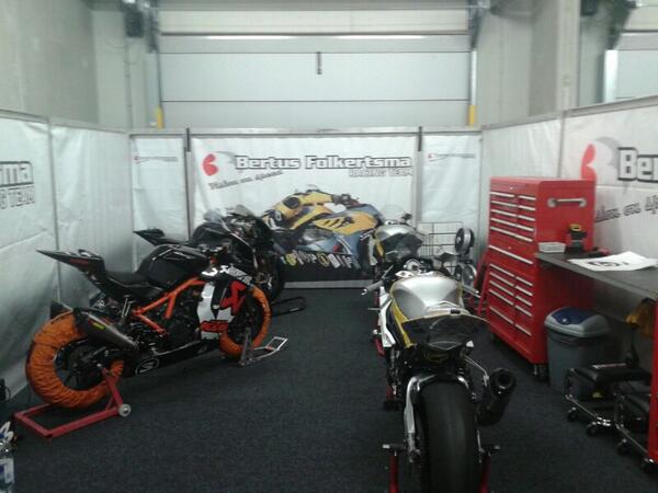 alles staat klaar voor de 500 kilometer race morgen op de tt baan. dagje pret