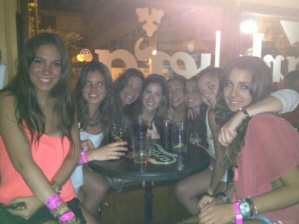 carmen_mayor's tweet photo. Empezando la noche @elenamolero1 @Crislliso @marderojas @vero_orosa @Carmelefdz @patipoole @anadominguez93 http://t.co/FGkP9832WW