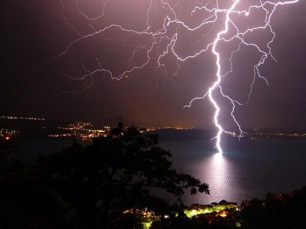 PicTimedPerfect's tweet photo. Stunning #PicTimedPerfect http://t.co/J3fiVhJYjd